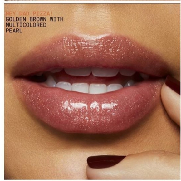 MAC Selena La Reina Lipglass- Hey Dad Pizza! - Picture 4 of 6